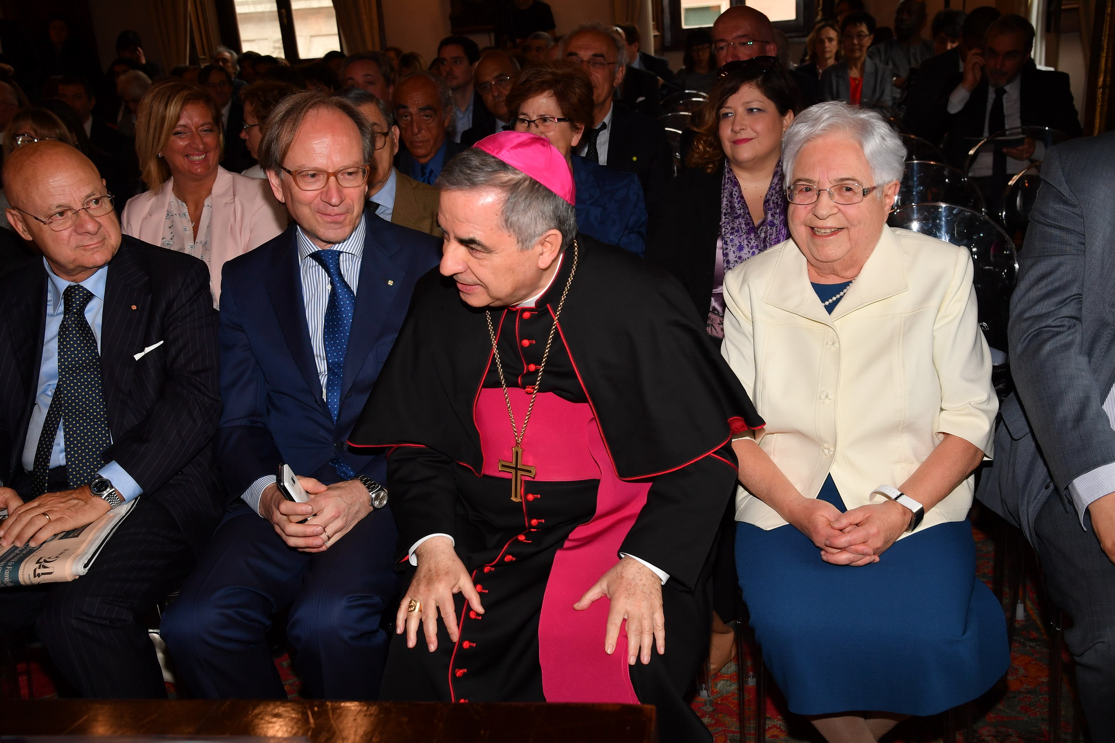 Papa Francesco, Becciu E Il Peso Delle Preghiere Papa Francesco, Becciu E Il Peso Delle Preghiere