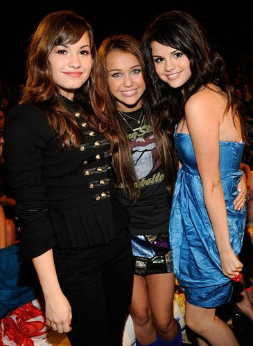 Perdamaian Selena Gomez Dan Miley Cyrus: Kencan Ganda Di Ujung Tanduk? Perdamaian Selena Gomez Dan Miley Cyrus: Kencan Ganda Di Ujung Tanduk?