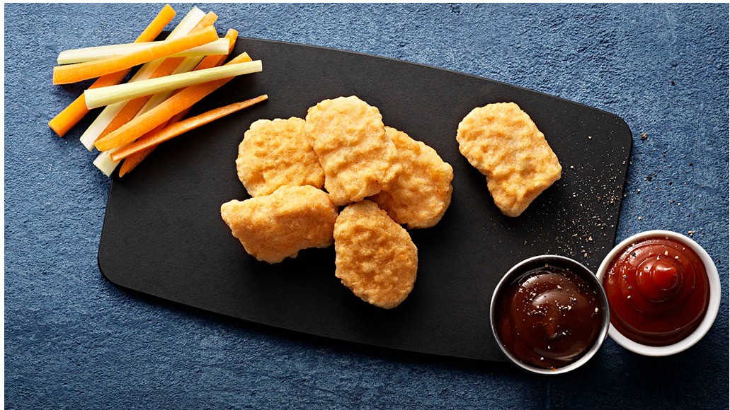 Perfekta Kycklingnuggets: Friterade I Majsflingor & Lättlagad Kålsallad Perfekta Kycklingnuggets: Friterade I Majsflingor & Lättlagad Kålsallad