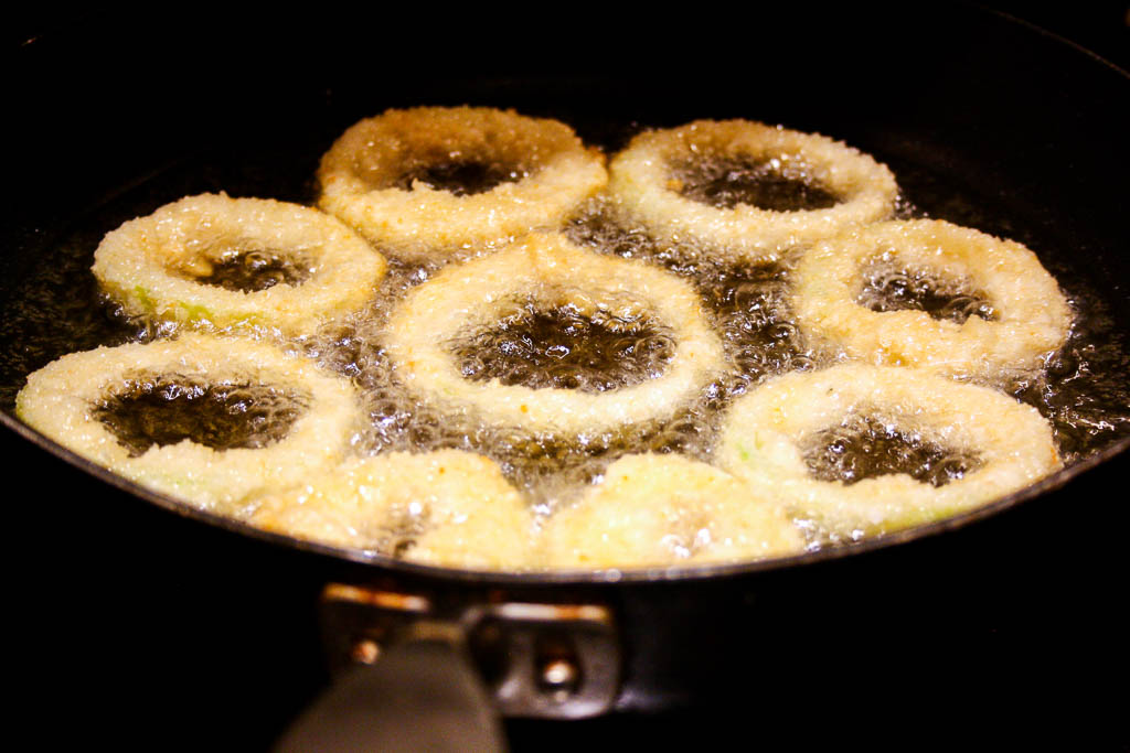 Perfekta Kycklingnuggets: Friterade I Majsflingor + Enkelt Kålsalladrecept Perfekta Kycklingnuggets: Friterade I Majsflingor + Enkelt Kålsalladrecept