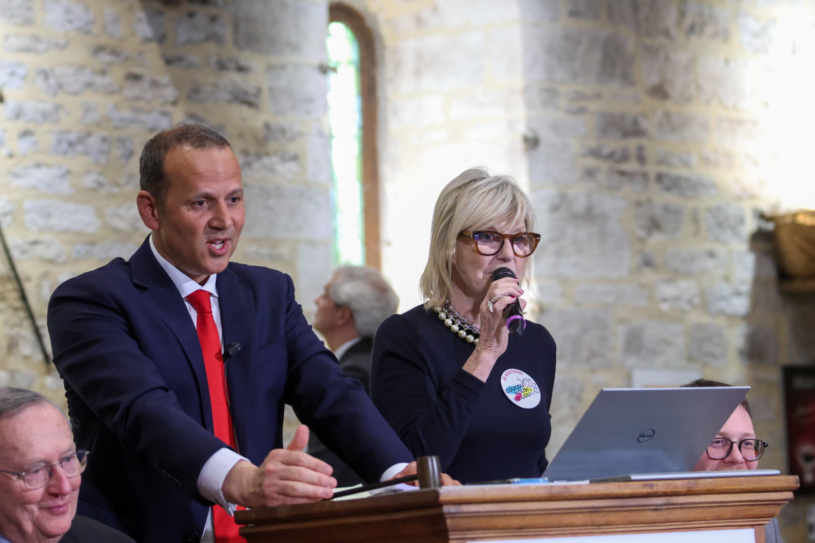 Philippe Candeloro Et Chantal Ladesou : Ambassadeurs De La Vente Des Vins De Nuits-Saint-Georges Philippe Candeloro Et Chantal Ladesou : Ambassadeurs De La Vente Des Vins De Nuits-Saint-Georges