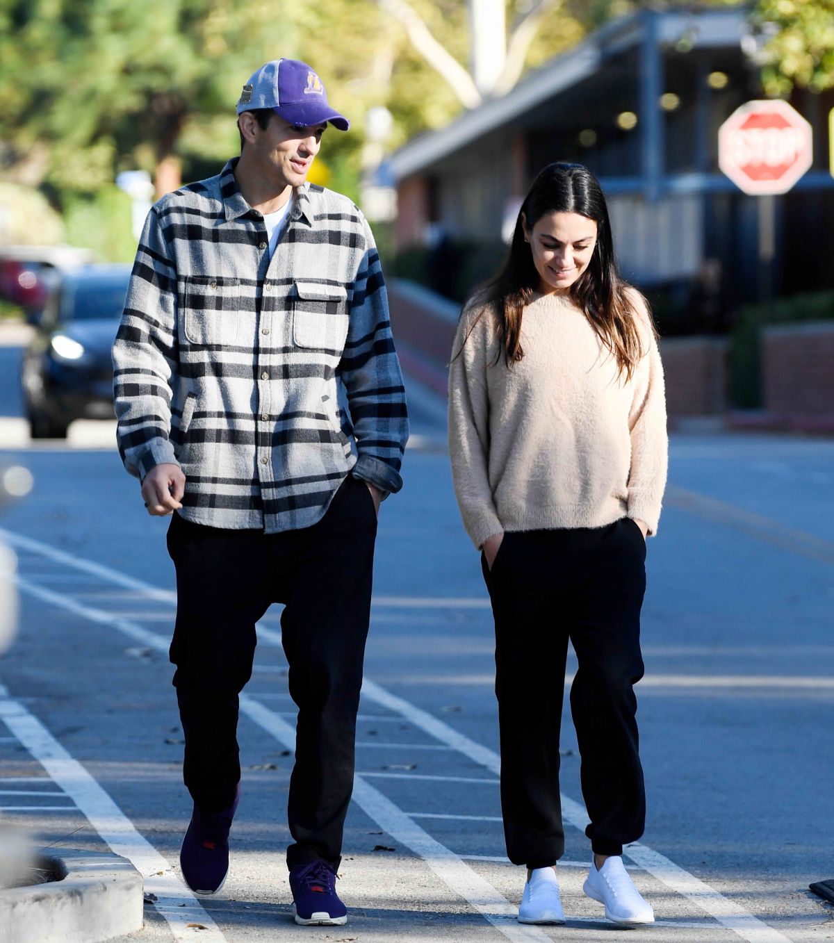 Photo 5144697: Ashton Kutcher And Mila Kunis In Beverly Hills Photo 5144697: Ashton Kutcher And Mila Kunis In Beverly Hills