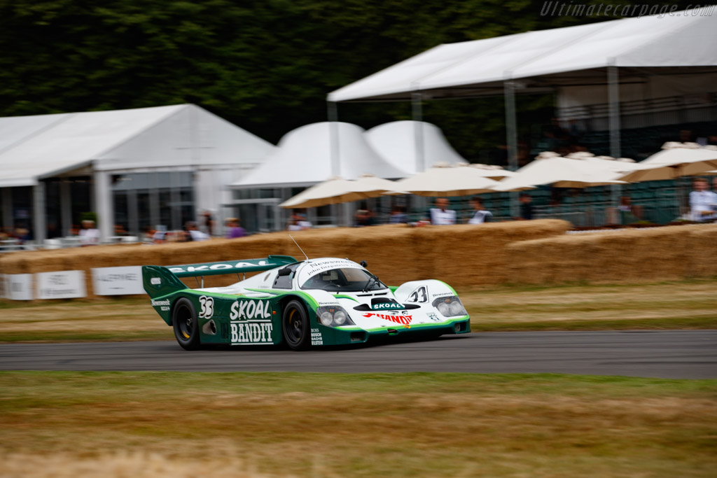 Porsche 956'nın Müzedeki Gösterim Yöntemi: Tavan Sergisi Porsche 956'nın Müzedeki Gösterim Yöntemi: Tavan Sergisi