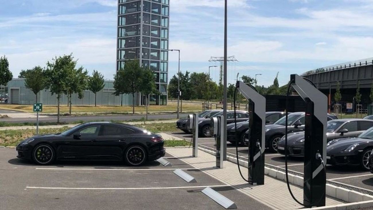 Porsche Atidarė Naują Elektromobilių Įkrovimo Stotį Europoje Porsche Atidarė Naują Elektromobilių Įkrovimo Stotį Europoje