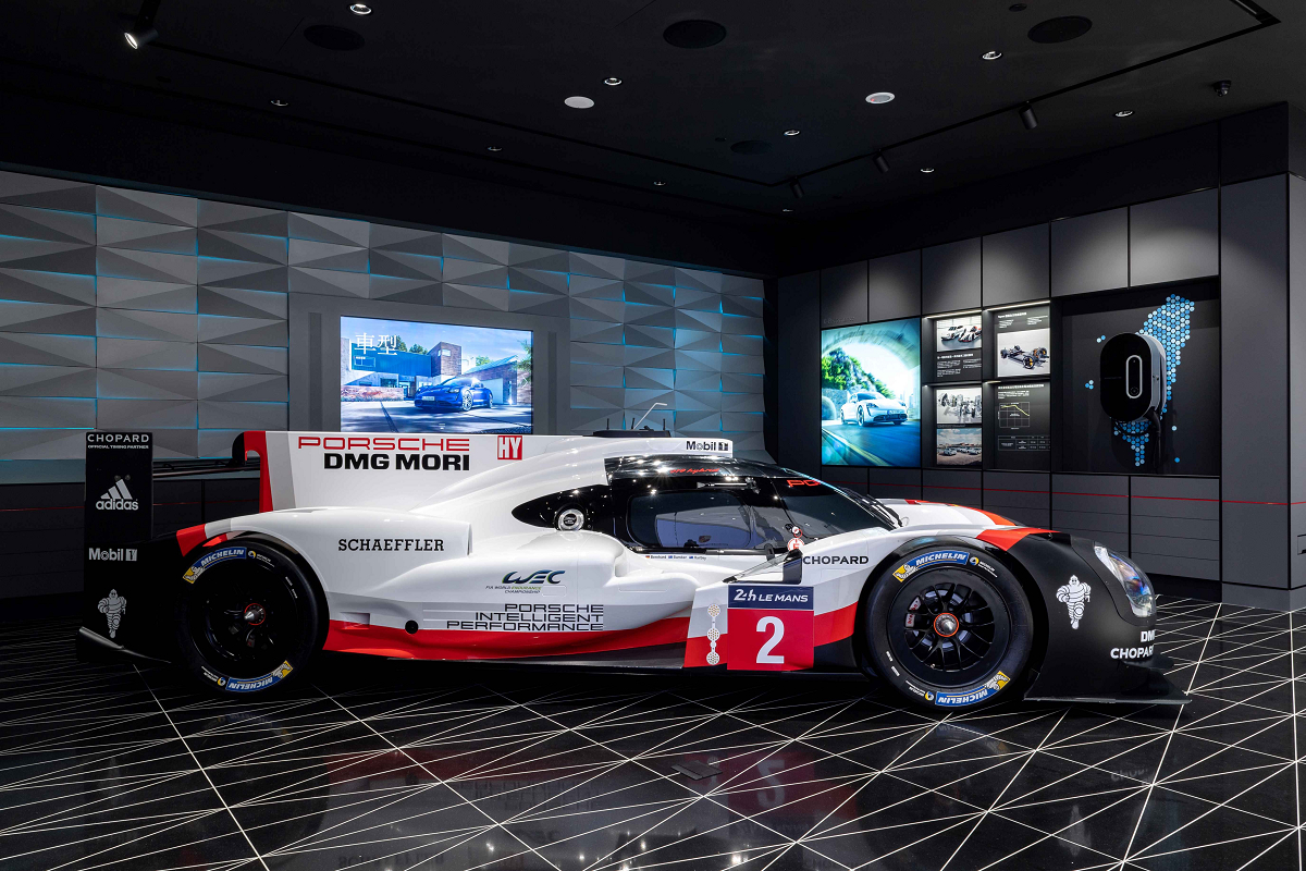 新北Porsche概念店:藝術、Labubu與未來駕馭體驗 新北Porsche概念店:藝術、Labubu與未來駕馭體驗
