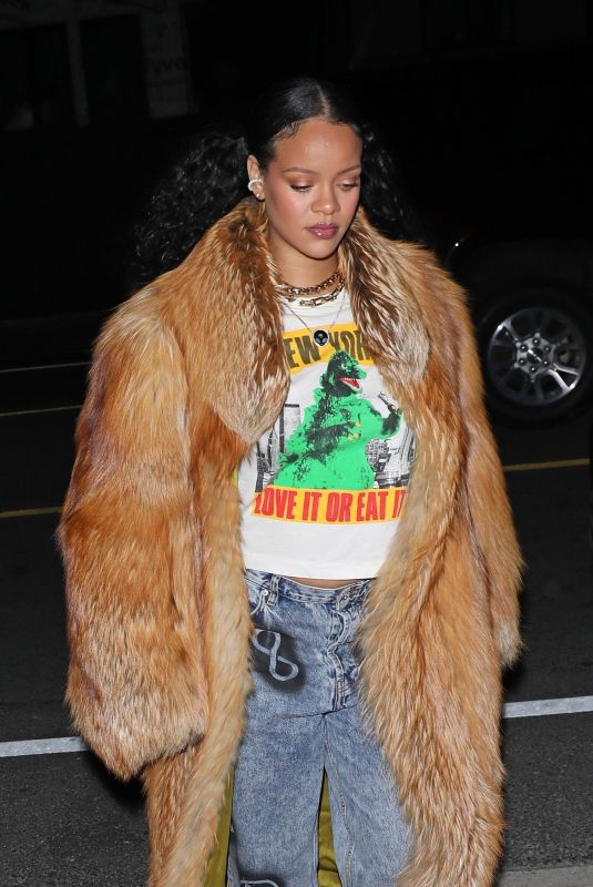 Rihanna Spotted Out In Santa Monica: Cozy Winter Look Rihanna Spotted Out In Santa Monica: Cozy Winter Look