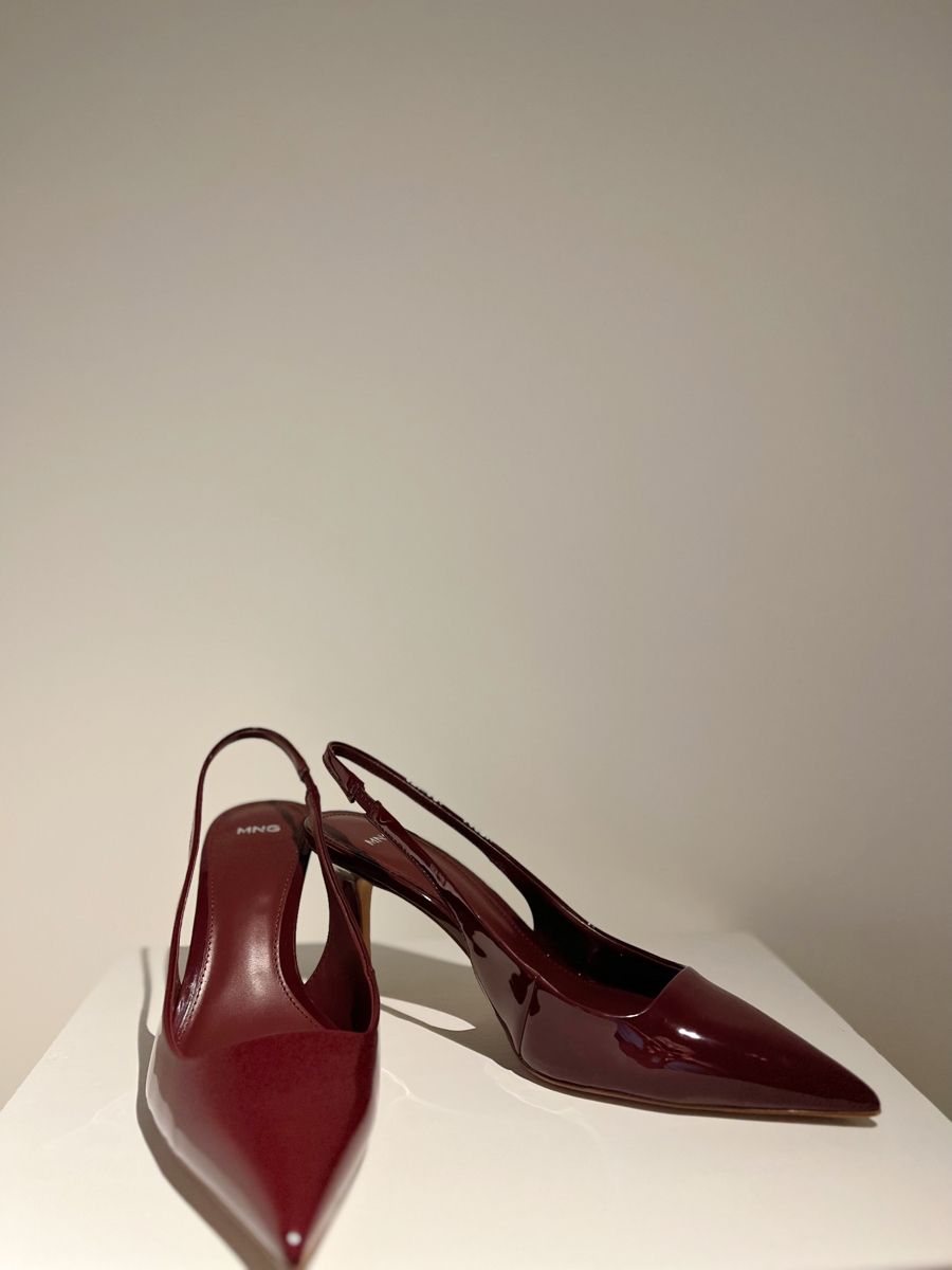 Rihanna's New Engagement Ring: Showcased With Chic Cherry Red Heels Rihanna's New Engagement Ring: Showcased With Chic Cherry Red Heels