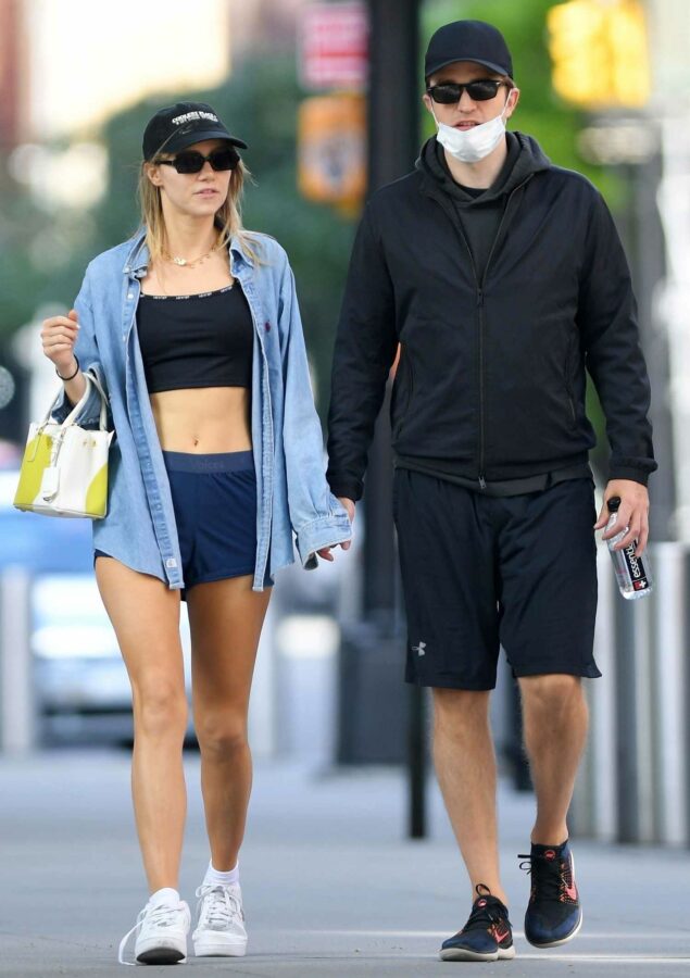 Robert Pattinson And Suki Waterhouse Hand-in-Hand: Adding Fuel To The Batman 2 Fire Robert Pattinson And Suki Waterhouse Hand-in-Hand: Adding Fuel To The Batman 2 Fire
