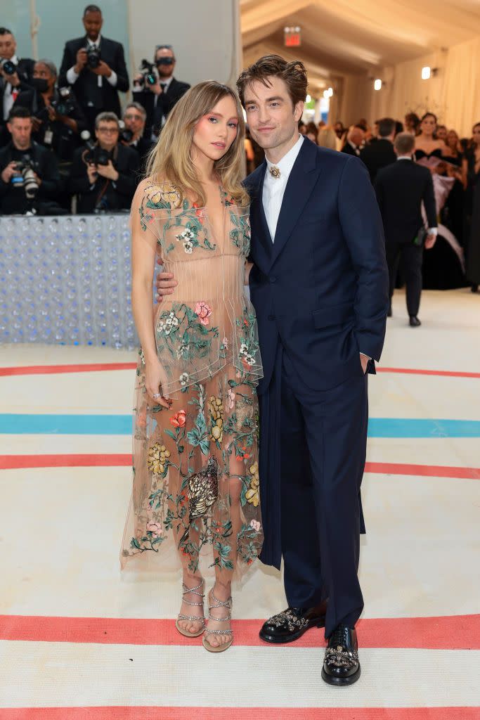 Robert Pattinson & Suki Waterhouse: New Role Script Read-Through Robert Pattinson & Suki Waterhouse: New Role Script Read-Through