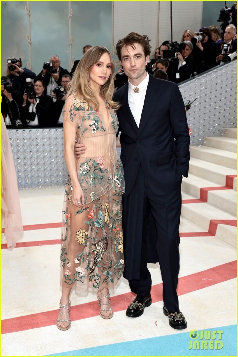 Robert Pattinson And Suki Waterhouse: New York Hand-Holding Amidst Robert Pattinson And Suki Waterhouse: New York Hand-Holding Amidst