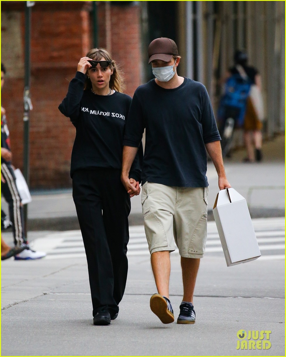 Robert Pattinson & Suki Waterhouse Spotted Holding Hands In NYC: Fueling Robert Pattinson & Suki Waterhouse Spotted Holding Hands In NYC: Fueling