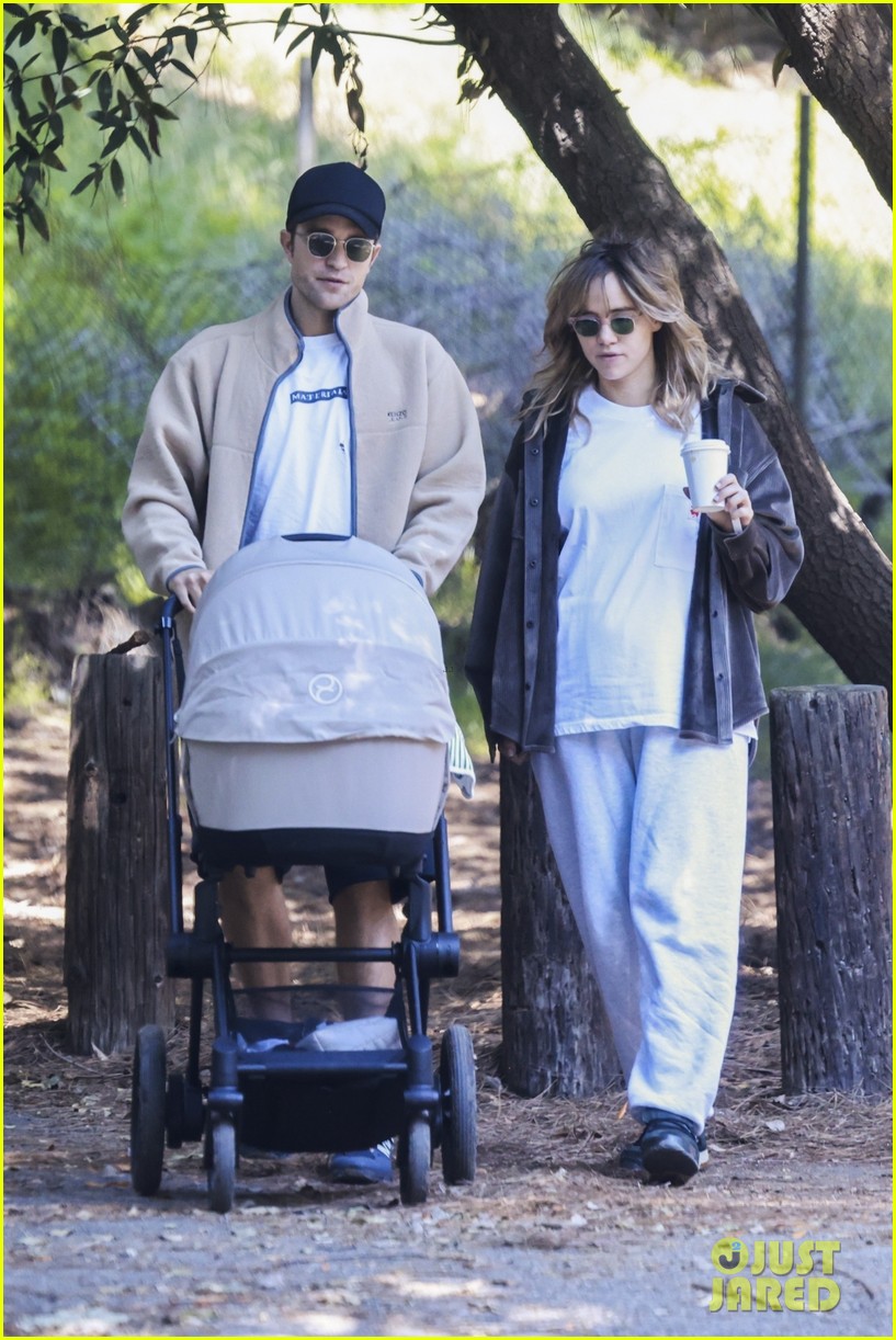 Robert Pattinson: Master Of Baby Diaper Changing Robert Pattinson: Master Of Baby Diaper Changing