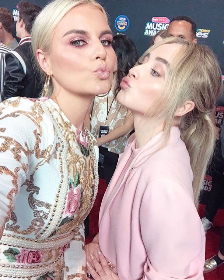 Sabrina Carpenter Joins Quinta Brunson For A Hilarious SNL Moment Sabrina Carpenter Joins Quinta Brunson For A Hilarious SNL Moment