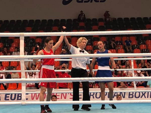 Samsun'da Hamdi Yıldırım Kadınlar Boks Şampiyonası: Devam Eden Mücadeleler Samsun'da Hamdi Yıldırım Kadınlar Boks Şampiyonası: Devam Eden Mücadeleler