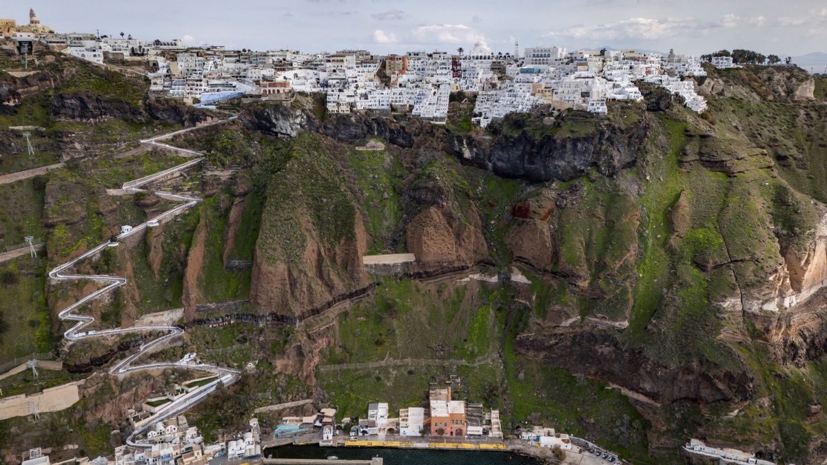 Santorini Earthquake Activity: Decreasing Tremors, Uncertain Future Santorini Earthquake Activity: Decreasing Tremors, Uncertain Future