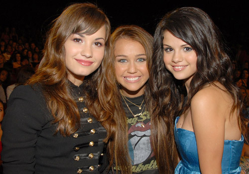 Selena Gomez & Miley Cyrus: Akhiri Perseteruan, Rayakan Persahabatan Dengan Kencan Ganda Selena Gomez & Miley Cyrus: Akhiri Perseteruan, Rayakan Persahabatan Dengan Kencan Ganda