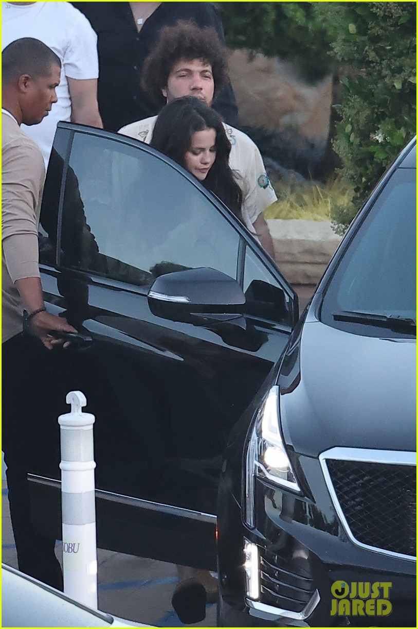 Selena Gomez Denies Wedding First Dance With Benny Blanco Selena Gomez Denies Wedding First Dance With Benny Blanco