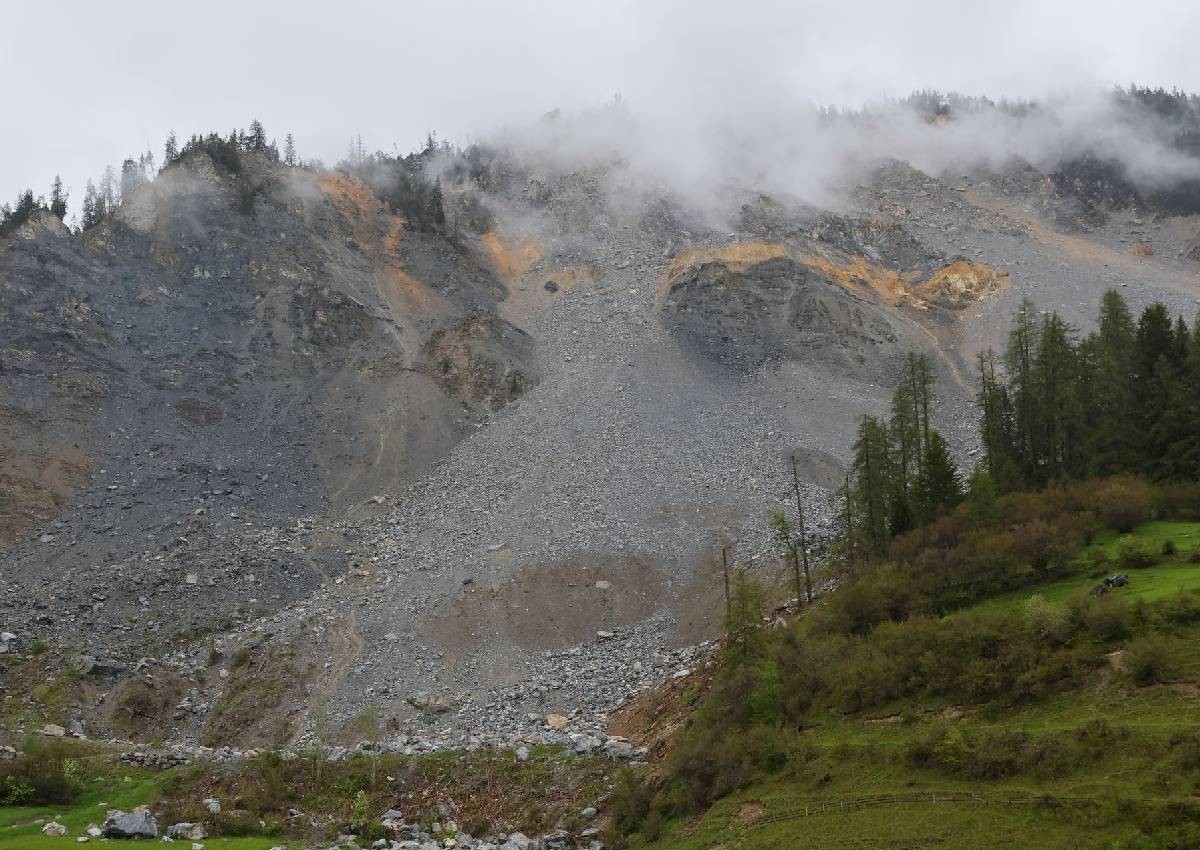 Swiss Alpine Village Evacuates Livestock: Landslide Risk Forces Unique Rescue Operation Swiss Alpine Village Evacuates Livestock: Landslide Risk Forces Unique Rescue Operation