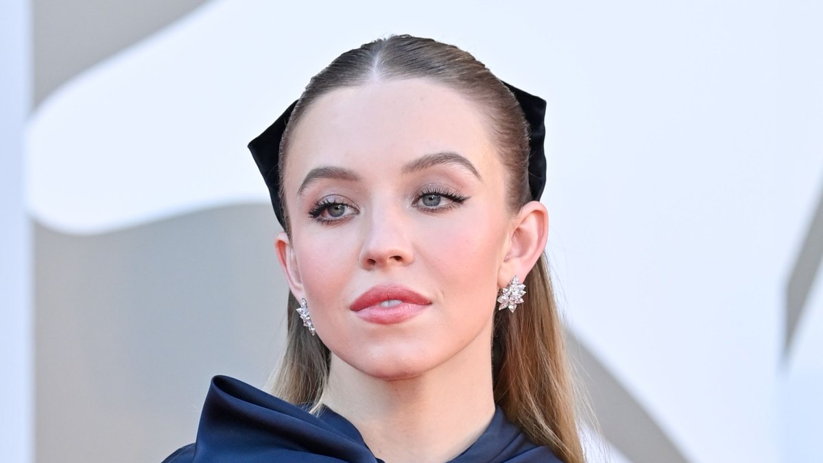 Sydney Sweeney's Post-Breakup Look: A Busty Display Following Davino Split Sydney Sweeney's Post-Breakup Look: A Busty Display Following Davino Split