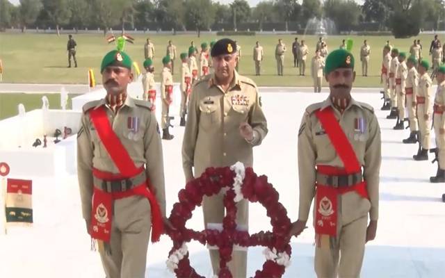 ٹام کروز کے جوتے پر مداح کی چڑھائی: سوشل میڈیا پر ردِعمل ٹام کروز کے جوتے پر مداح کی چڑھائی: سوشل میڈیا پر ردِعمل