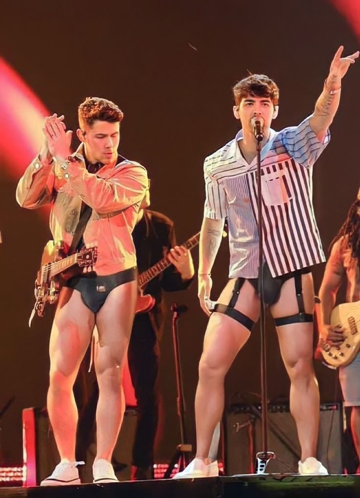 The Jonas Brothers: Fan Fight And Joe Jonas's Classy Reaction The Jonas Brothers: Fan Fight And Joe Jonas's Classy Reaction