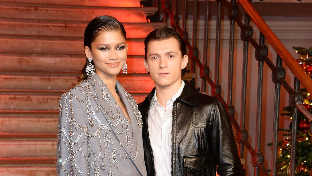 Tom Holland Visits Zendaya On Euphoria Set: First Appearance Since Engagement Tom Holland Visits Zendaya On Euphoria Set: First Appearance Since Engagement