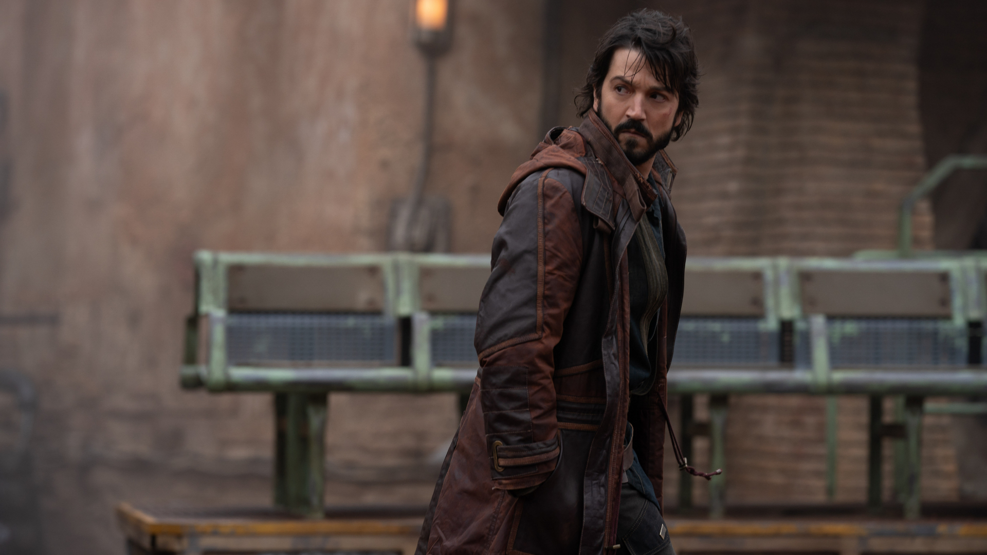 Tony Gilroy On Andor: Praising His Star Wars Experience Tony Gilroy On Andor: Praising His Star Wars Experience
