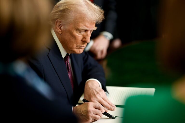 Trump Firma Orden Ejecutiva Para Combatir La Reventa De Boletos Y Controlar Ticketmaster Trump Firma Orden Ejecutiva Para Combatir La Reventa De Boletos Y Controlar Ticketmaster