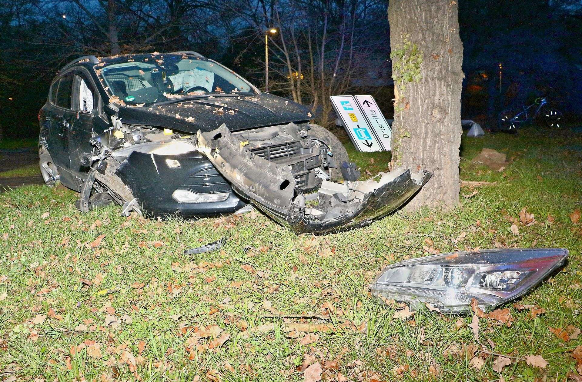Unfall In Stemwede: Autofahrer Aus Bad Essen Prallt Gegen Baum Unfall In Stemwede: Autofahrer Aus Bad Essen Prallt Gegen Baum