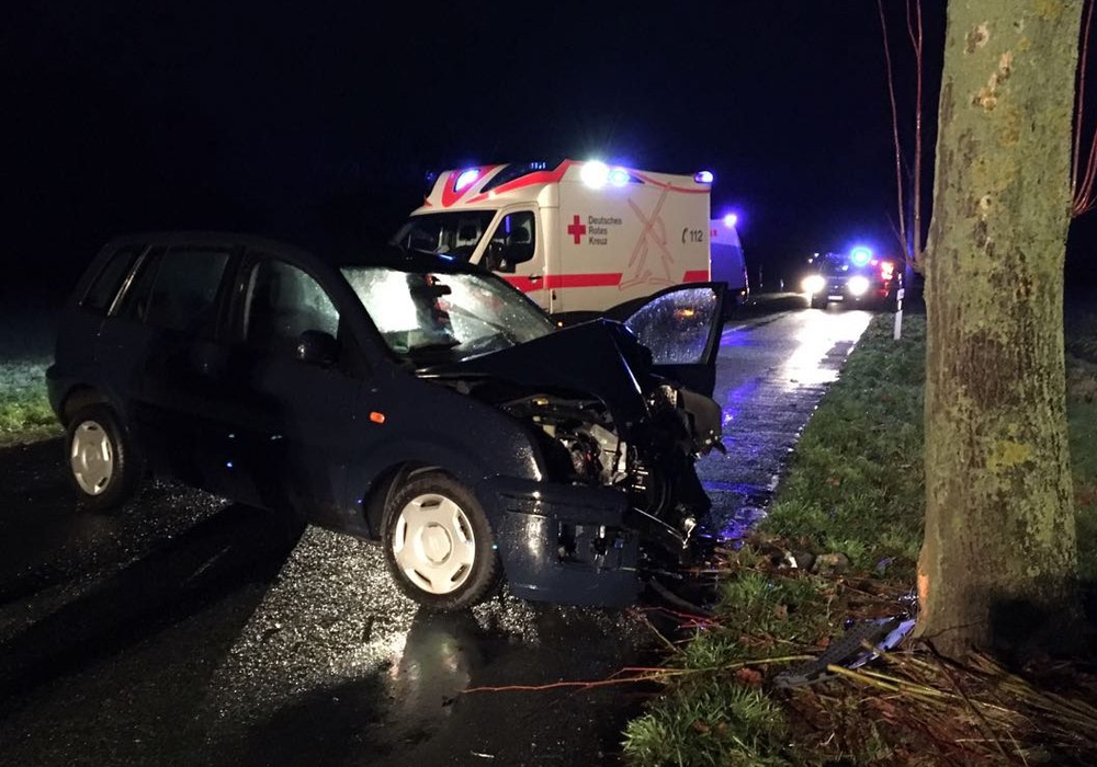 Unfall In Stemwede Bei Bad Essen: Autofahrer Prallt Gegen Baum - Polizei Ermittelt Unfall In Stemwede Bei Bad Essen: Autofahrer Prallt Gegen Baum - Polizei Ermittelt