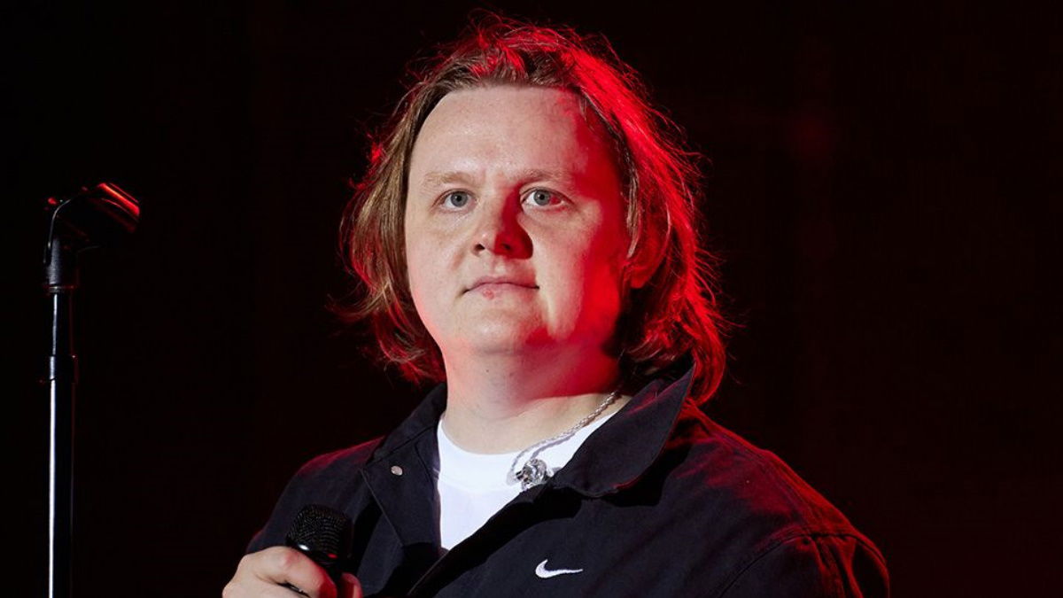 WWE SmackDown: Lewis Capaldi Reaparece Tras Luchar Contra Problemas De Salud WWE SmackDown: Lewis Capaldi Reaparece Tras Luchar Contra Problemas De Salud